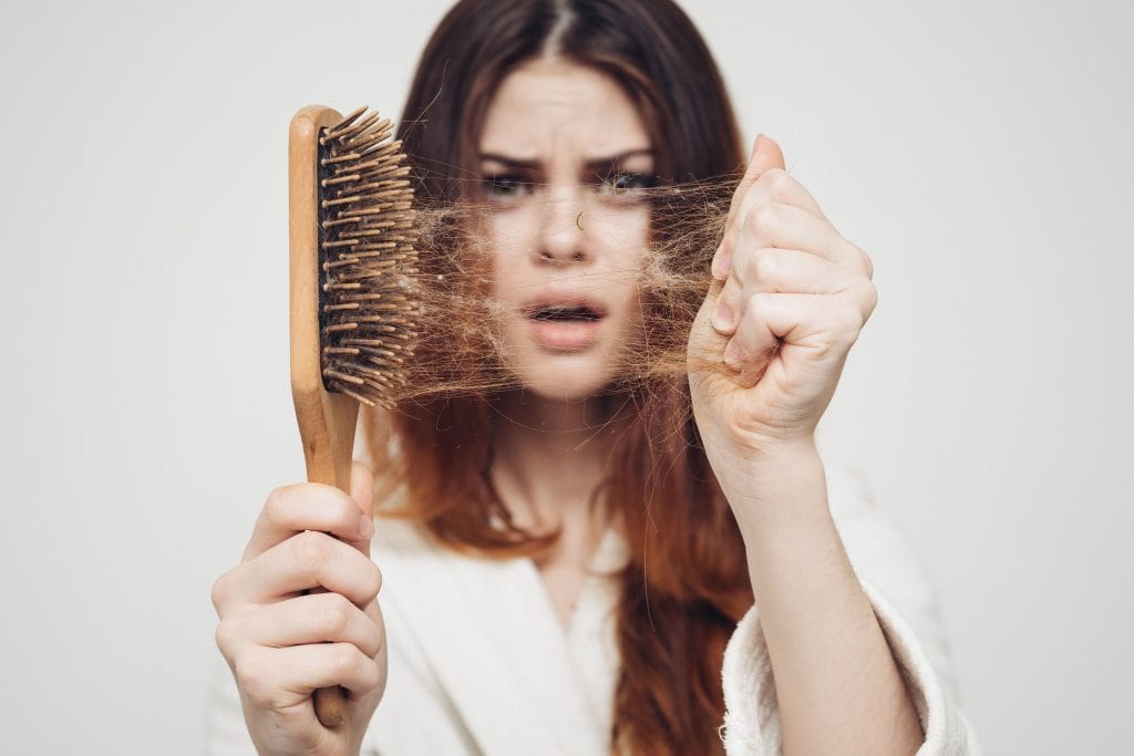 بررسی علل ریزش مو: آخرین تحقیقات سال ۲۰۲۵ و راهکارهای علمی جدید