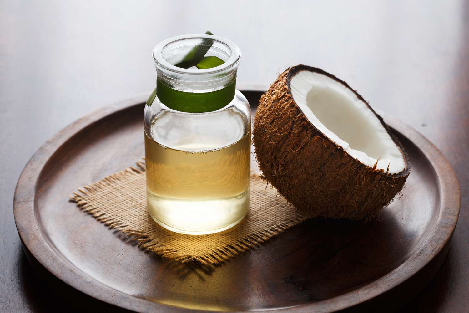 روغن نارگیل برای مو؛ خواص، روش مصرف و نکات مهم